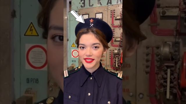 В платье лучше? #izmetro #изметро #shortsmetro #мосметро #ретро смотреть онлайн