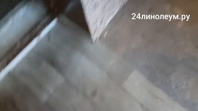 Укладка линолеума в жилой квартире с мебелью Красноярск