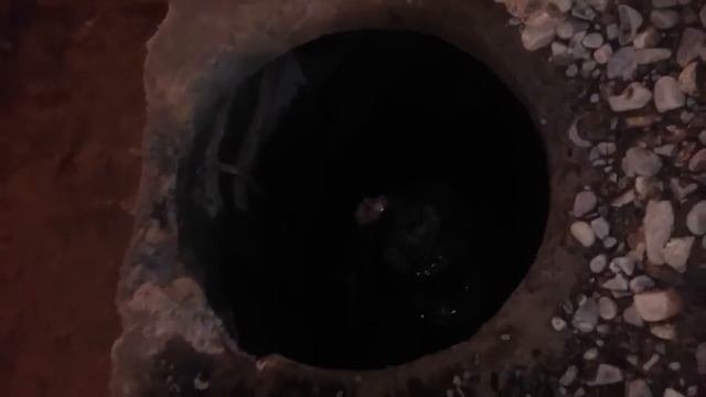 В открытом люке на ремонтируемом участке ул.Исанова течет вода из водопровода