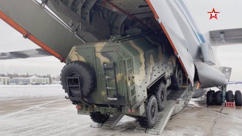 Автотехнику Коллективных миротворческих сил загрузили для отправки в Казахстан: видео