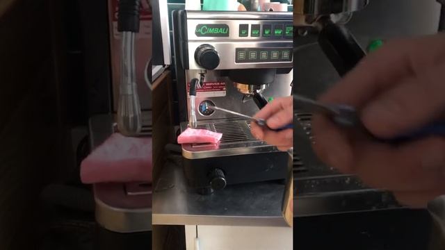 Как вспенить молоко на капучино. Взбиваем молоко просто. смотреть онлайн