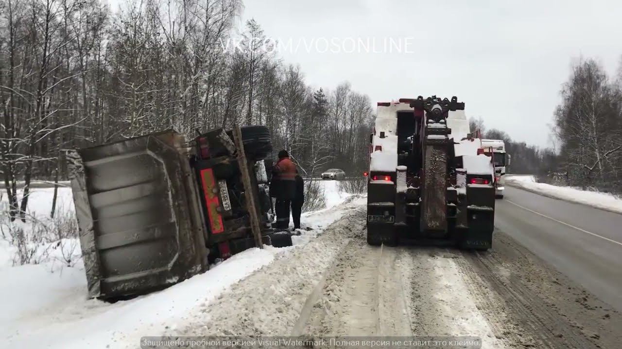 Огромный грузовик улетел в кювет в районе Воскресенска и перевернулся. Ювелирная работа спасателей.