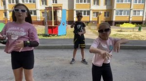 Танец под песню двигатся