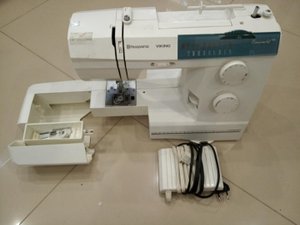 Электромеханическая швейная машина Husqvarna Emerald 122.mp4