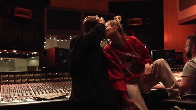 Justin Bieber's Reaction To Seeing Selena Gomez At The 2022 Met Gala смотреть онлайн