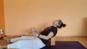 Снимаем спазм в груди и раскрываем грудной отдел позвоночника с помощью його кирпичей