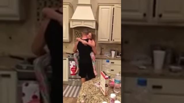 Dad Dances with Daughter in Kitchen смотреть онлайн