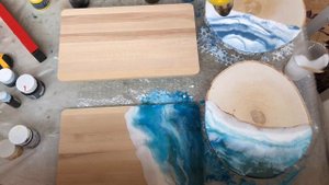 МНОГО ПОДСТАКАННИКОВ ИЗ СМОЛЫ. ИДЕИ ПОДАРКОВ. Заливаю доски и спил дерева эпоксидной смолой!