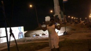 Кубинка танцует попой. Это вроде тверк называется?