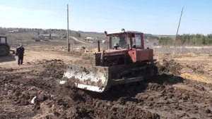 ДТ 75 снова в деле! Опытный бульдозерист Вениамин равняет разбитые грунтовые дороги!