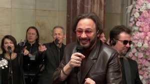 Стас Михайлов выступил на станции "Курская" московского метро