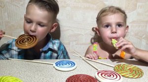 ЧУПА ЧУПС Челлендж ПОКРАСИЛИСЬ ЯЗЫКИ от ОГРОМНЫХ ЧУПА ЧУПСОВ Chupa Chups Challehge