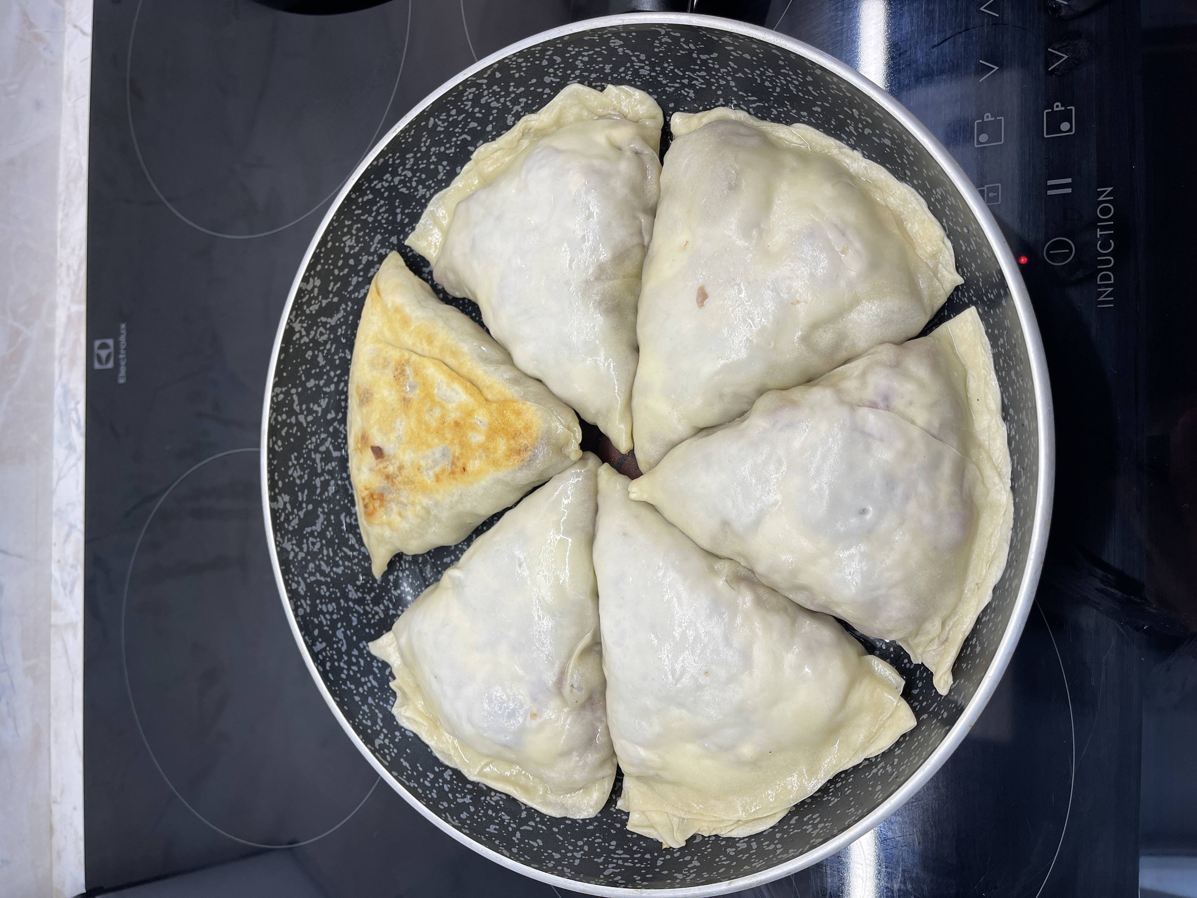 В этом видео рецепте я приготовлю очень вкусные домашние чебуреки.
Рецепт простой и быстрый! смотреть онлайн