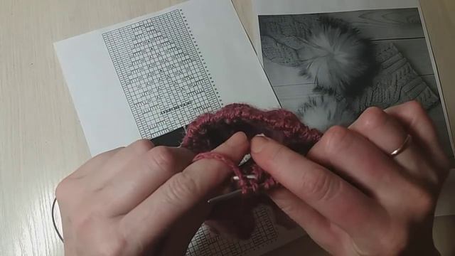 Вязаная оригинальная шапочка для девушек(спицами)часть 3