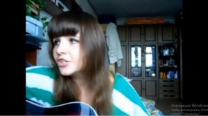 Красивая девушка поет армейскую песню под гитару - А я не вернусь.