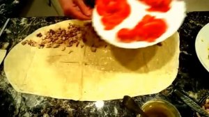 Горячая закуска из лаваша с курицей. Рулет из лаваша с курицей сыром и помидорами.