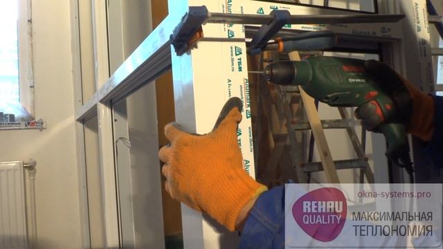 Монтаж тамбура из холодного алюминия Alumark в магазине.Предбанник из стекла. Стеклянный тамбур