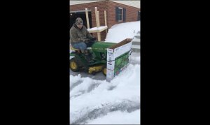 Снегоуборочная машина из газонокосилки и большой коробки