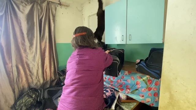 НАШЛИ БАБУШКУ, КОТОРУЮ ВЫКИНУЛИ ИЗ АВТОБУСА. ОНА ЖИВЁТ В МУСОРНОЙ КВАРТИРЕ. Слабонервным не смотрет смотреть онлайн