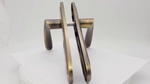 Дверная ручка на планке под ключ, межосевое расстояние 61.5mm мм