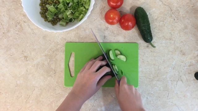 Вкусный и полезный салат. Рецепт лёгкого салата. Все, что всегда найдётся в холодильнике.
