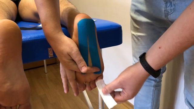 Наложение кинезио тейпа при пяточной шпоре.