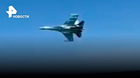 Захватывающие кадры полета СУ-24М и СУ-27СМЗ над пляжем / РЕН Новости