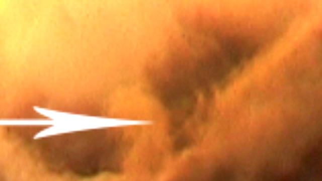 Огромный НЛО прячется в облаке смотреть онлайн