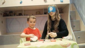 НАКРАСИЛА БРАТА КОСМЕТИКОЙ с ЗАКРЫТЫМИ глазами  !? 😰😨