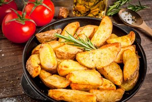 Вкусный картофель по деревенски в духовке с чесночным и сливочным соусами