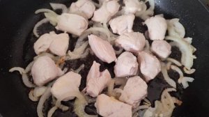 Куриное филе с помидорами и сладким перцем на сковороде