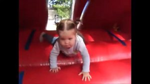 VLOG Маша и Настя прыгают на батуте в парке аттракционов.