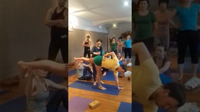 Скручивания в позах стоя смотреть онлайн