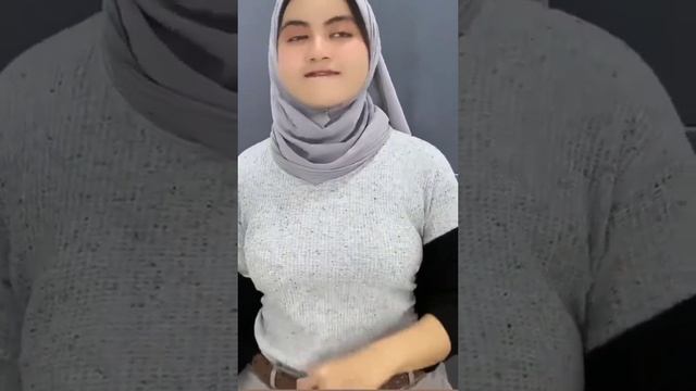 Video Shorts Wanita Berjilbab Digeleng-Geleng Asyik Banget Siap Goyang Malam Jumatan