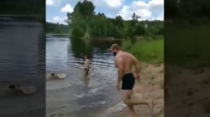 Андрей Смаев поднимает уровень воды в реке