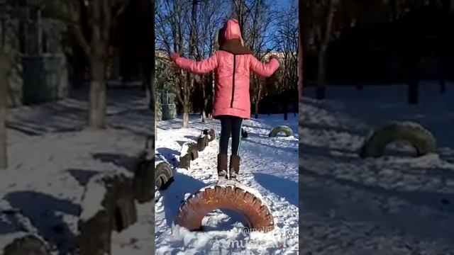 Я та девочка в синей куртке курточки которая прыгает