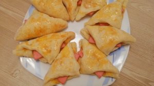 Колбасники из слоёного теста с кетчупом
