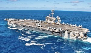 Авианосец USS Abraham Lincoln выполняет полеты