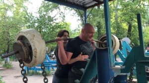 Приседания со штангой 200кг на 20 раз.