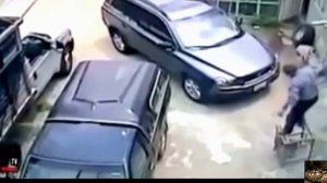 упал со стула, жесткий прикол