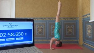 Рекорд от Каролины Черных 11 лет-стойка на голове