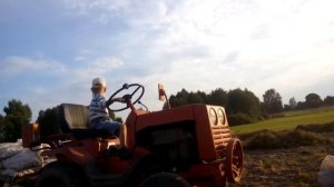 супер прикол ребенок 3, 6 года едет сам на тракторе,юный тракторист-машинист