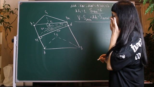 Найти объем наклонной призмы. смотреть онлайн