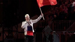 Тысячи зрителей побывали на концерте Шамана на Красной площади в День Государственного флага