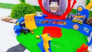 Влад и Никита играют с игрушечными машинками и сбегают от тираннозавра