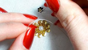 Вышивка бисером и пайетками / Вышиваем цветы