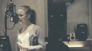 Красивая девушка,нереально красиво поет 720p mp4