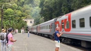 АБХАЗИЯ. ПО ЗАБРОШЕННОЙ СТАНЦИИ МЕЖДУ 2 ТОННЕЛЕЙ СЛЕДУЕТ ПАССАЖИРСКИЙ ПОЕЗД РЖД СУХУМ-МОСКВА.