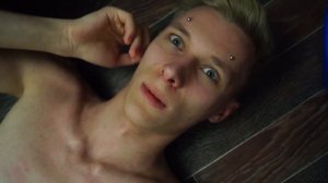 СДЕЛАЛА ПИРСИНГ СПЯЩЕМУ ПАРНЮ ПРАНК! ПОЛНАЯ ЖЕСТЬ! ПИРСИНГ НА СУПЕР КЛЕЙ РОЗЫГРЫШ! (БпС)