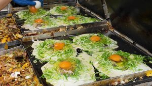 Популярный кальмар из Осаки с множеством неги. Японская уличная еда.